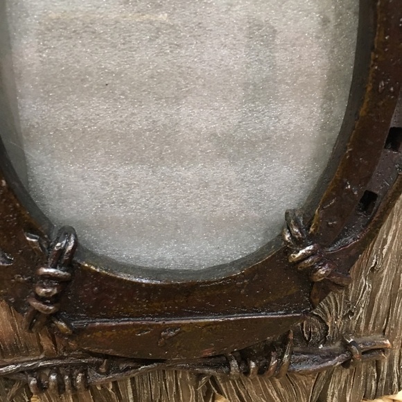 🎈🎈🎈Western horseshoe picture frame. Barb wire nails wood plank  rustic frame - Picture 5 of 9